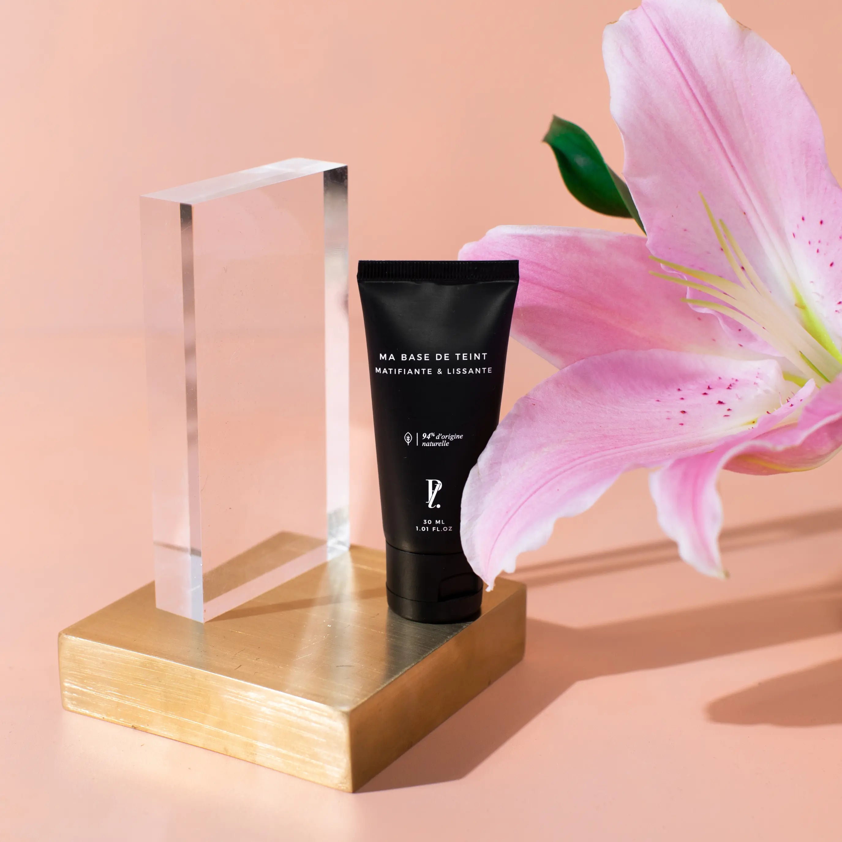 base de teint fond rose et fleur