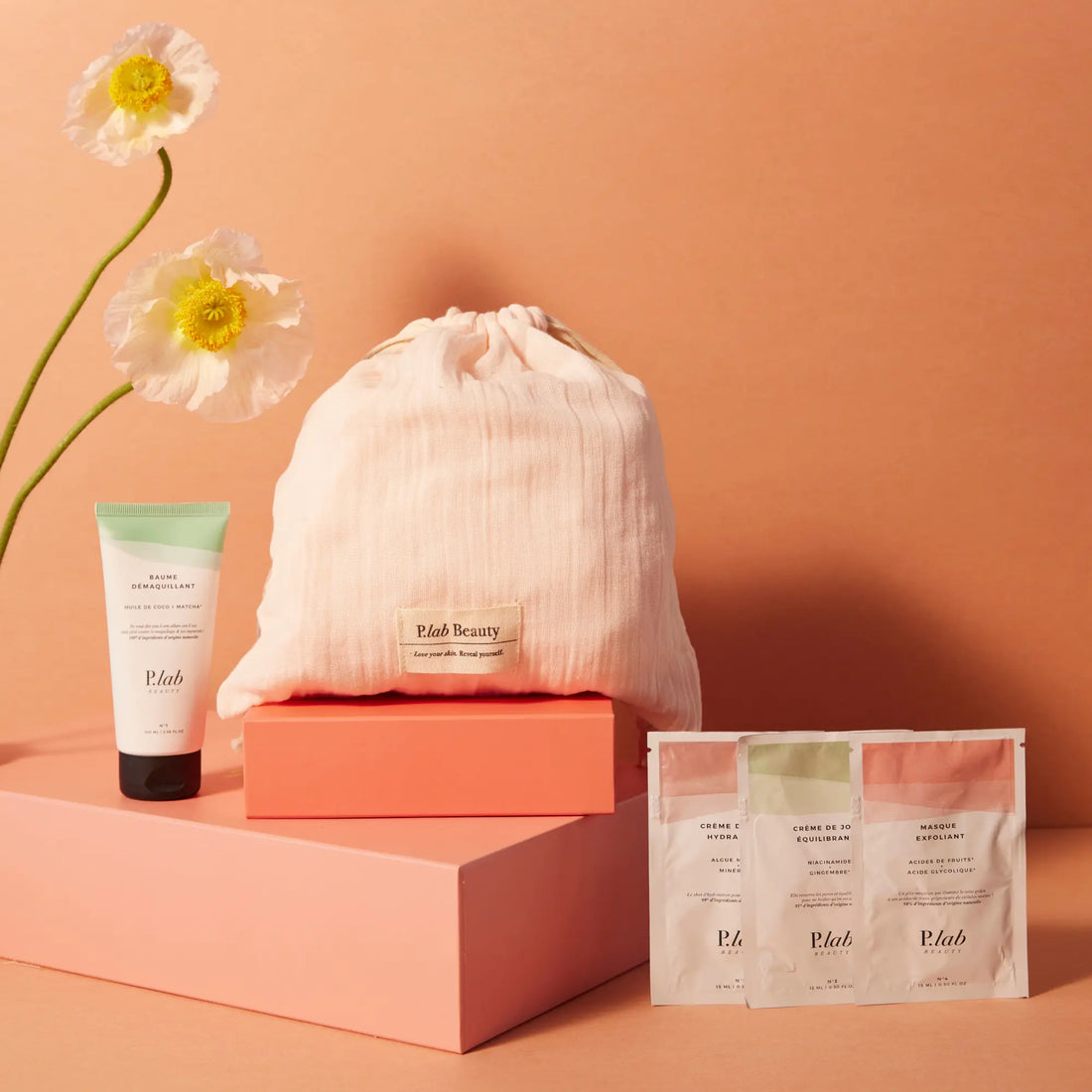 pochon rose et produits fond rose et fleurs