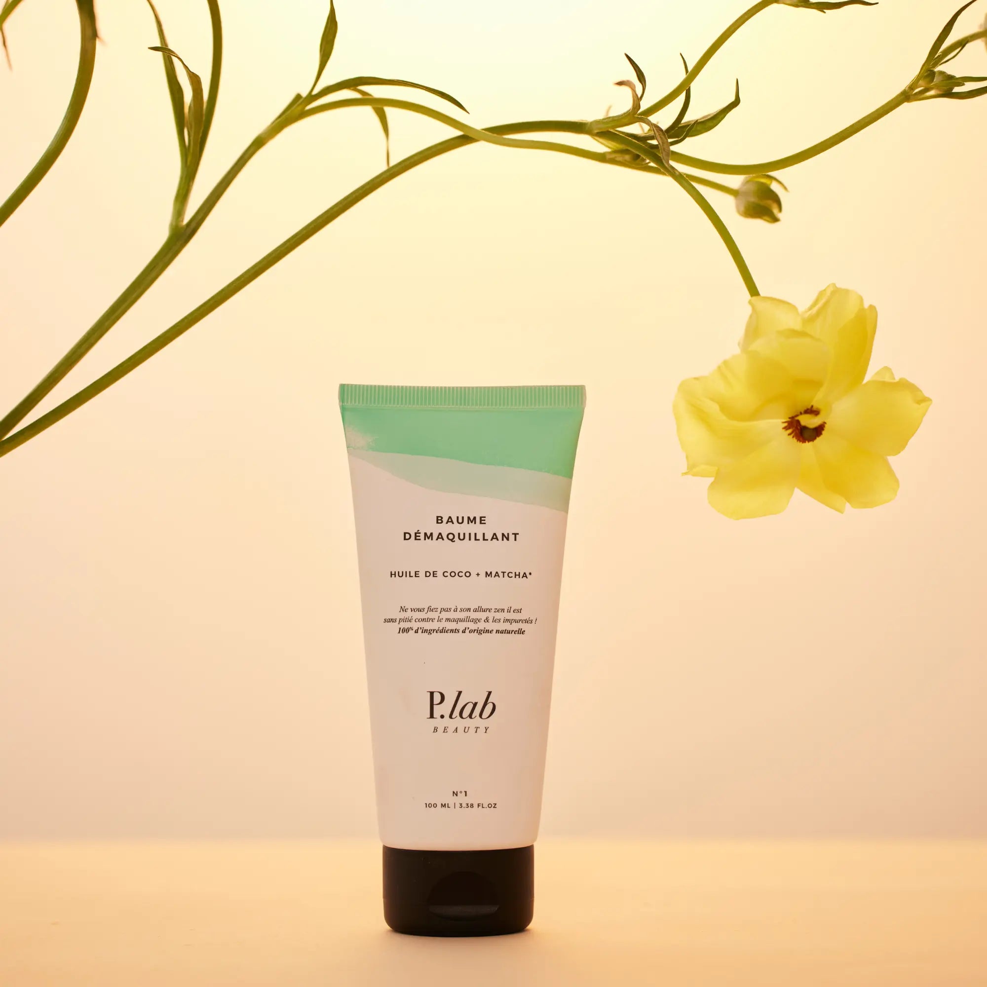 baume démaquillant fond rose et fleur