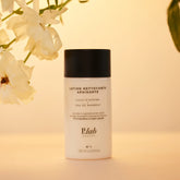 lotion visage blanche fond jaune et fleurs