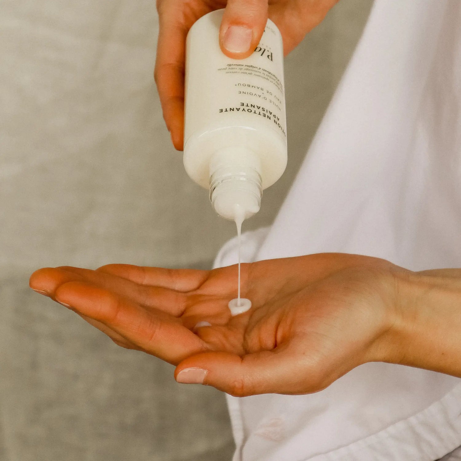 lorion visage blanche appliquée dans main