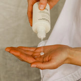 lorion visage blanche appliquée dans main