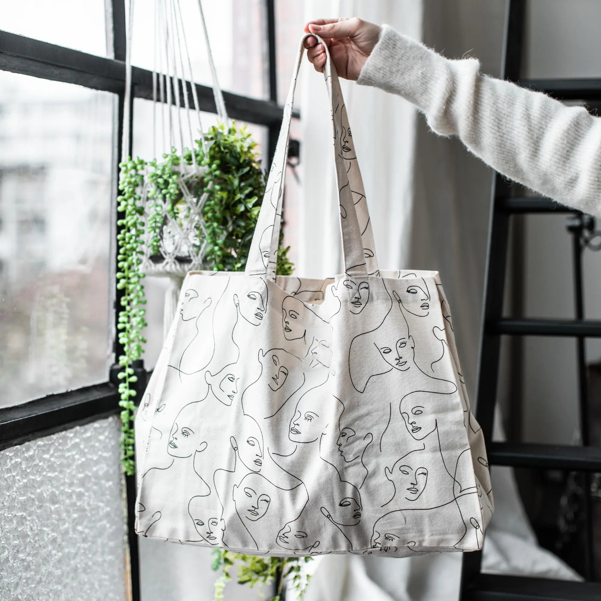 tote bag visages femmes fond appartement