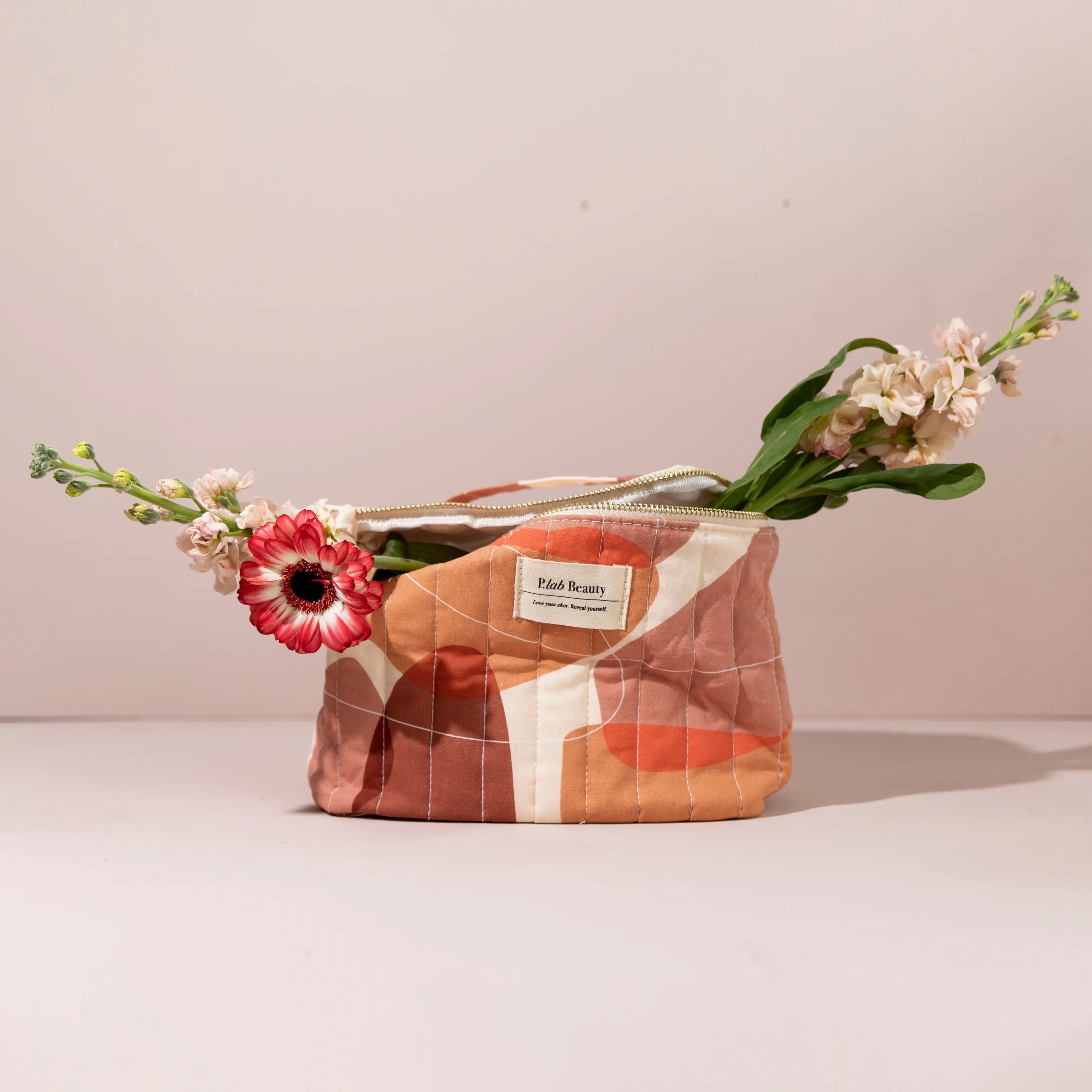 grand vanity coloré fond rose et fleurs