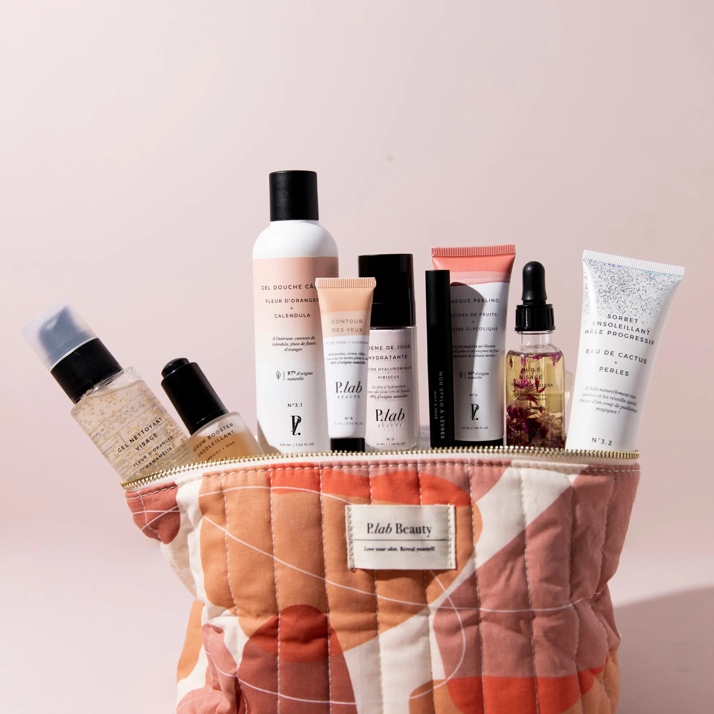 grand vanity coloré rempli de produits fond rose