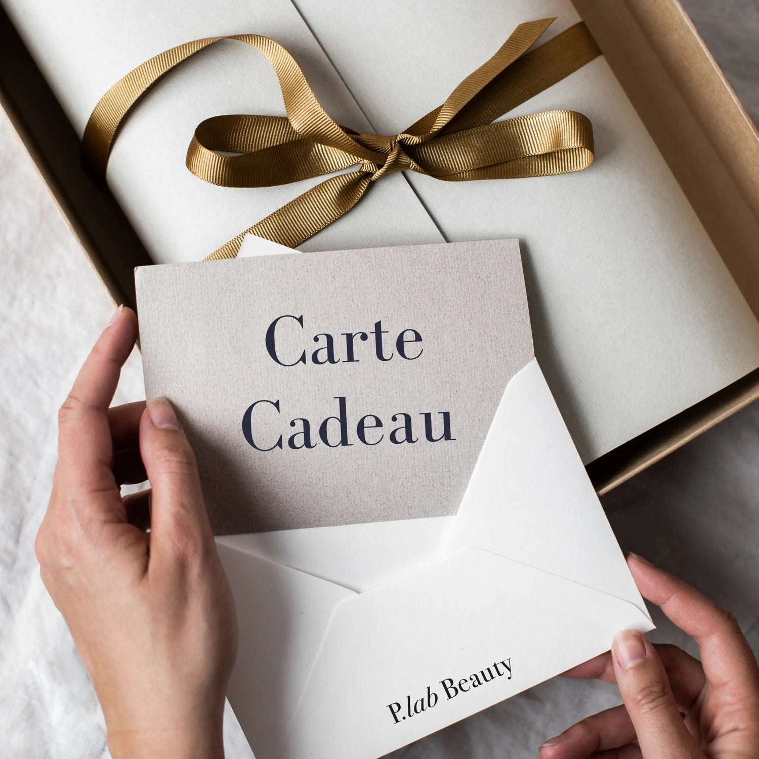 main sortant carte cadeau de son enveloppe