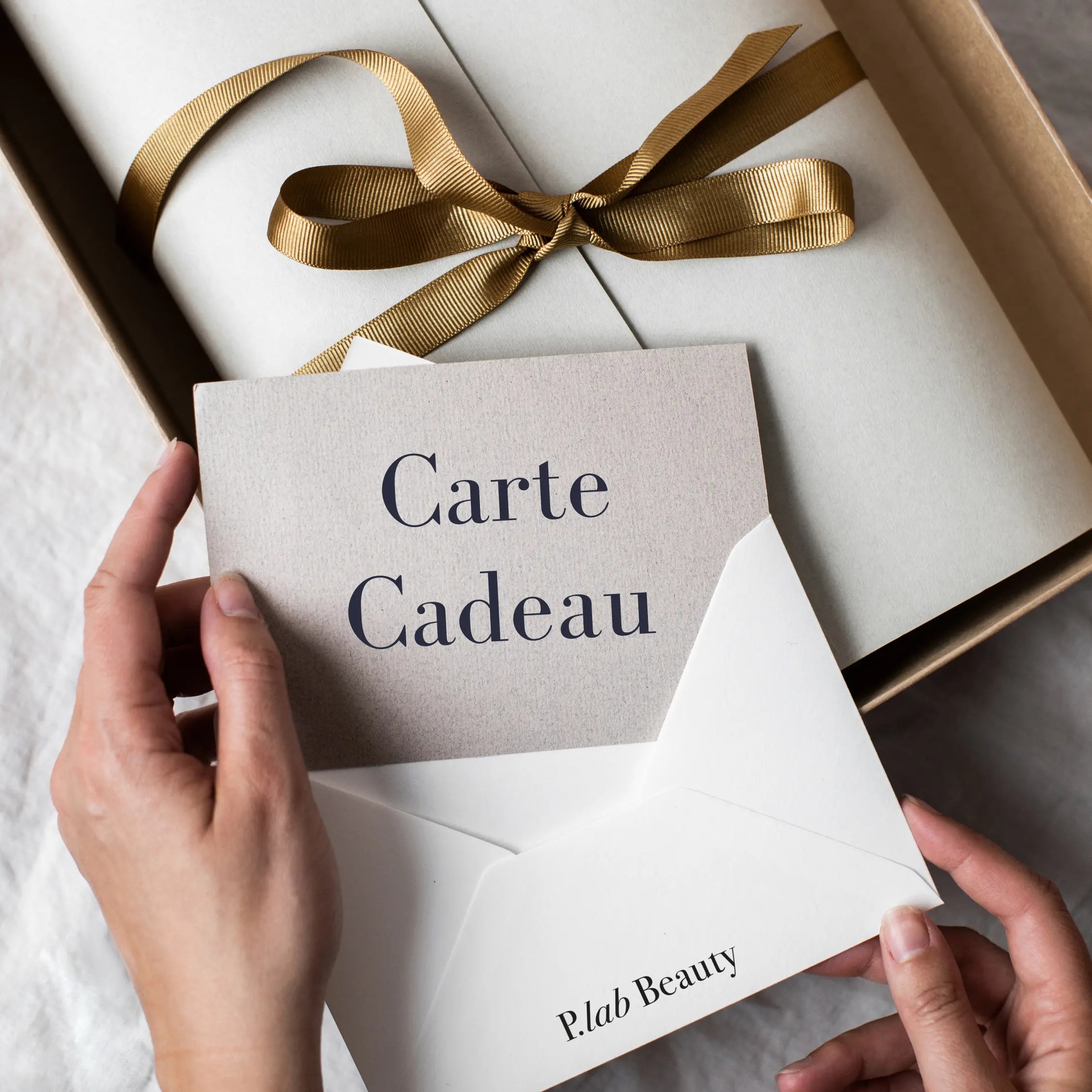 main sortant carte cadeau de son enveloppe