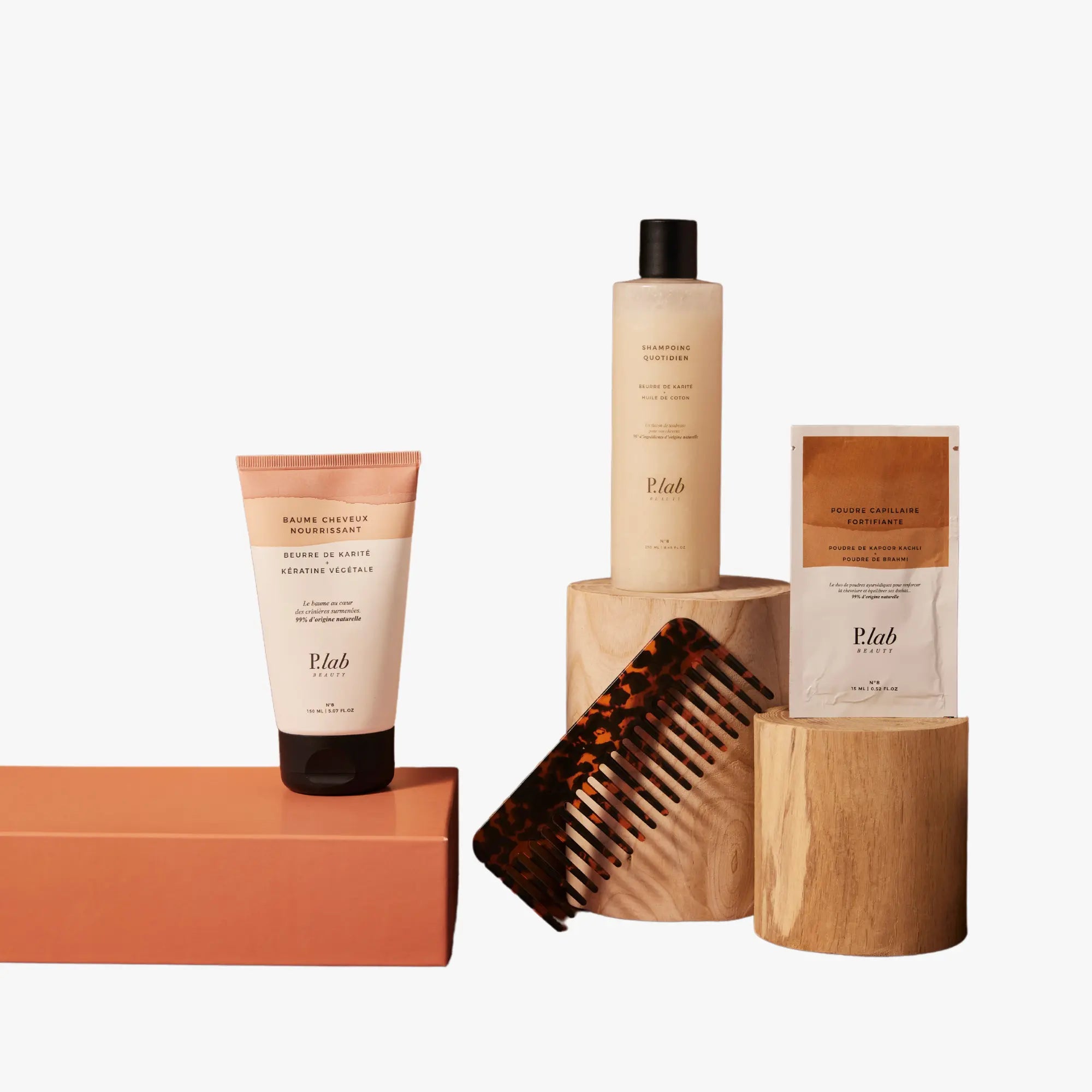 produits capilaire sur boite en carton et bois fond blanc