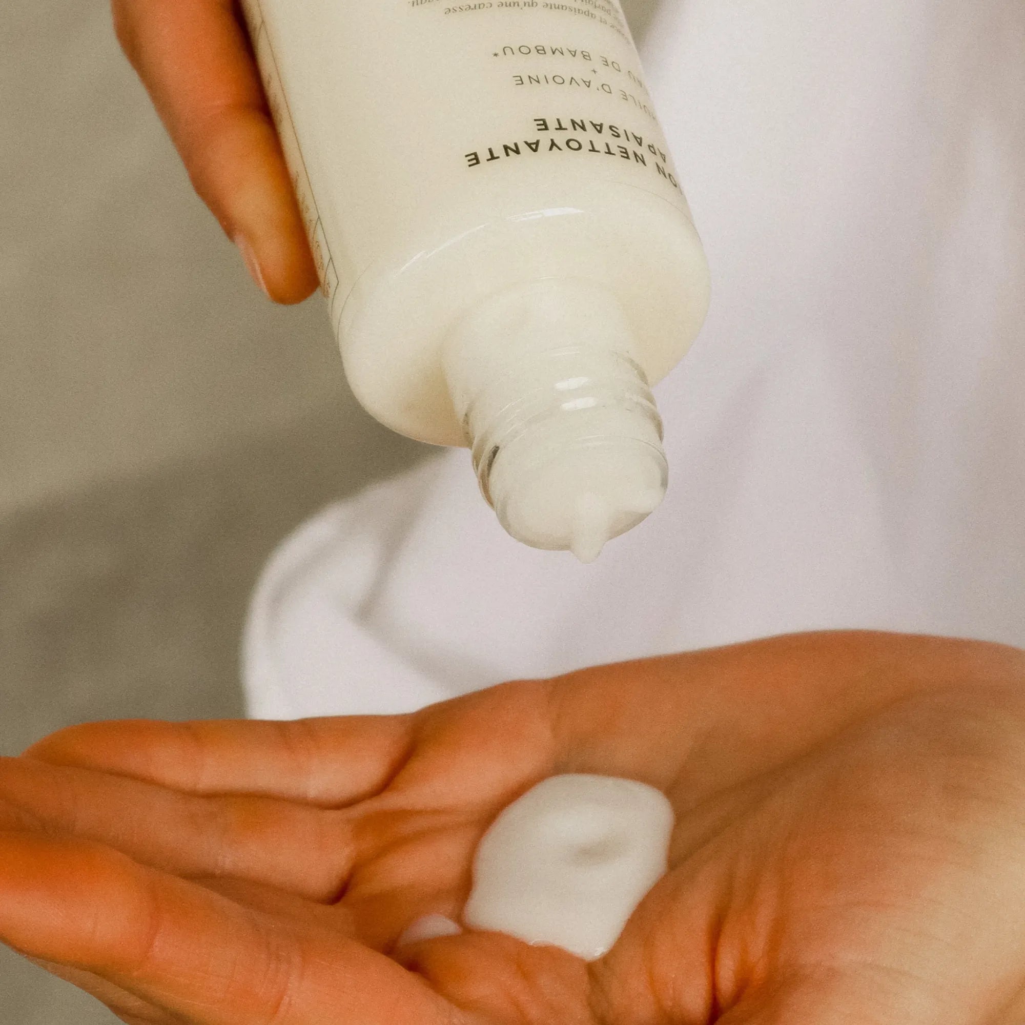 texture lait lotion blanche appliquée dans main