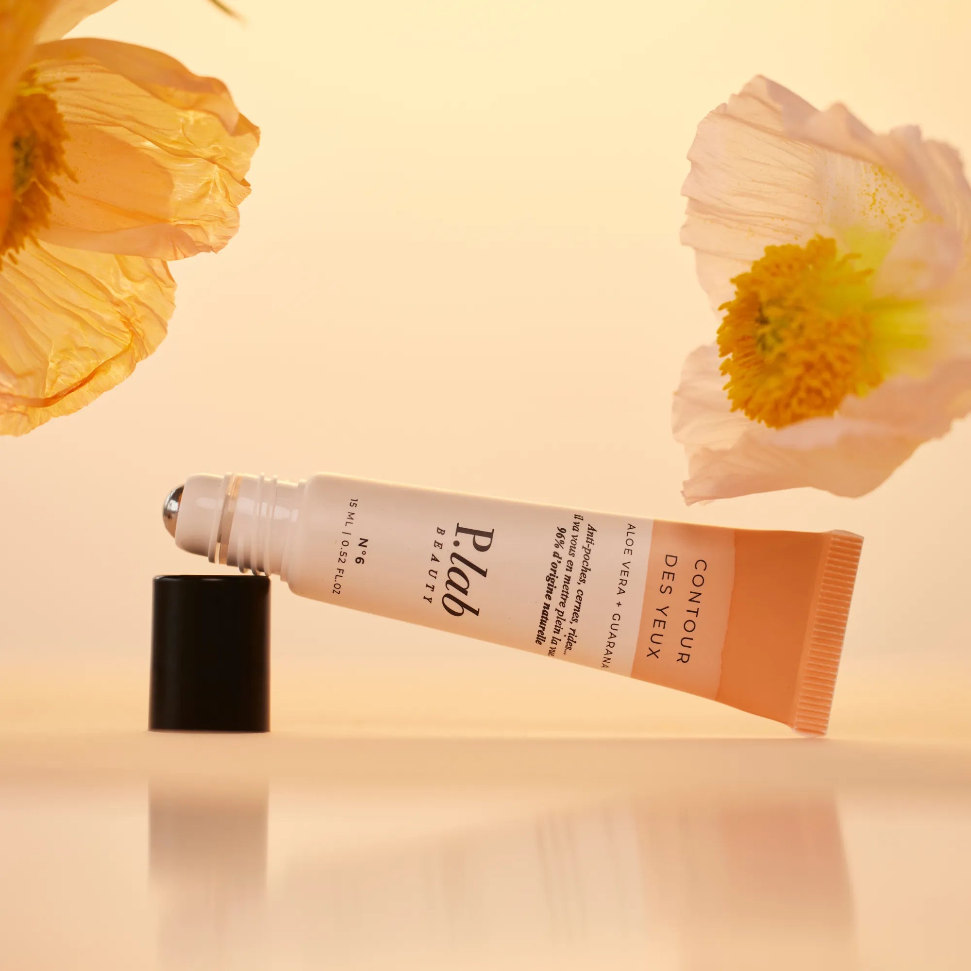 contour des yeux roll on ouvert et penché fond jaune et fleurs