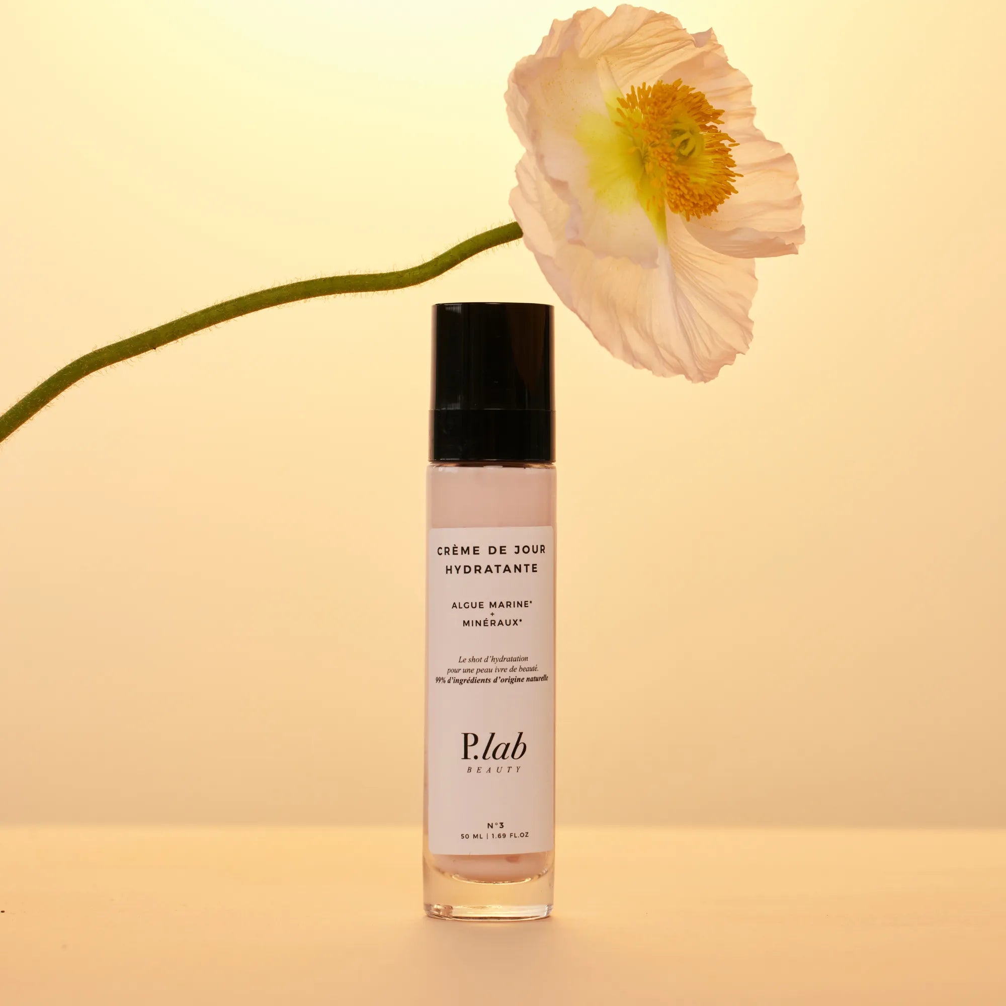 crème hydratante rose fond jaune et fleur