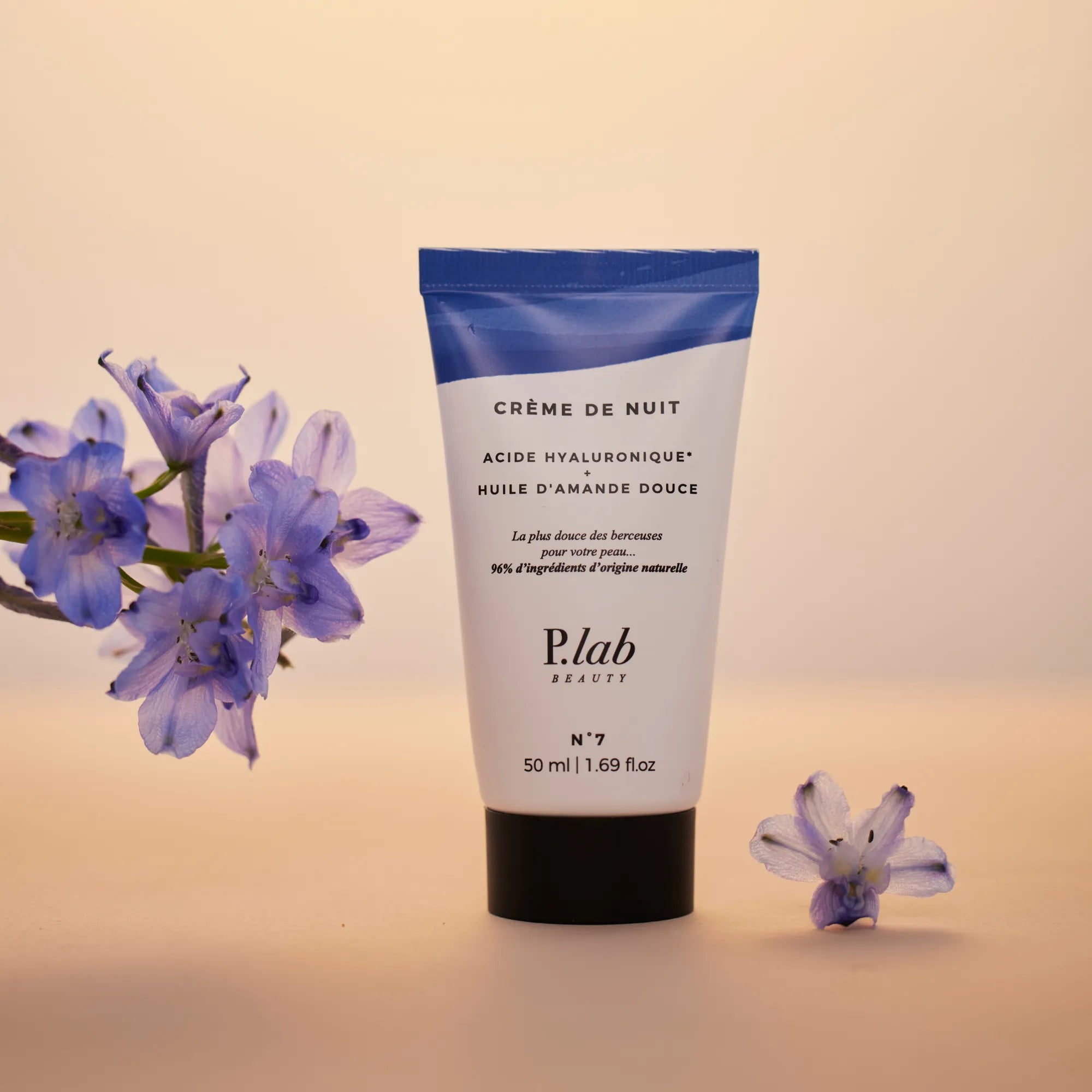 crème de nuit fond rose et fleurs bleues