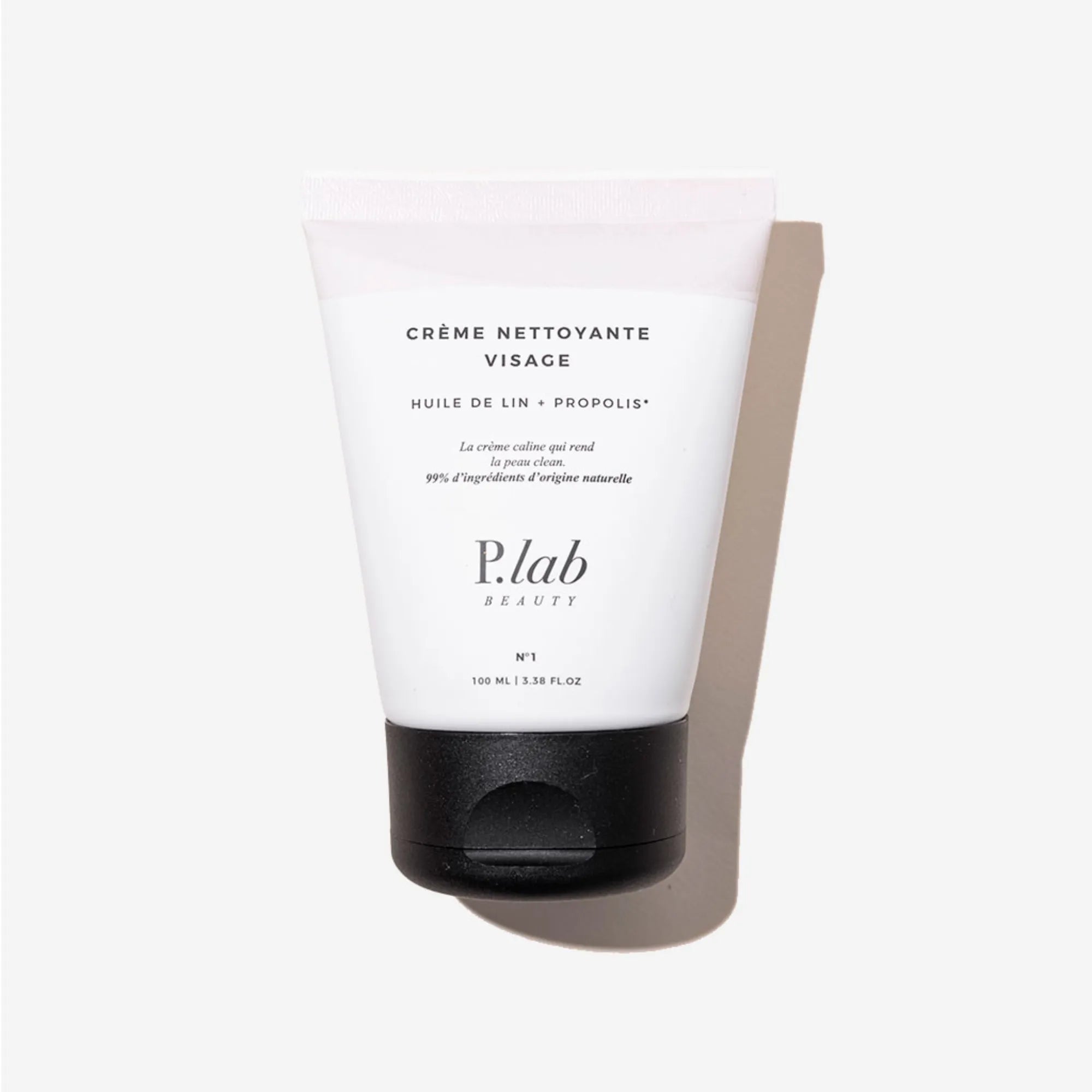 crème nettoyante visage fond blanc