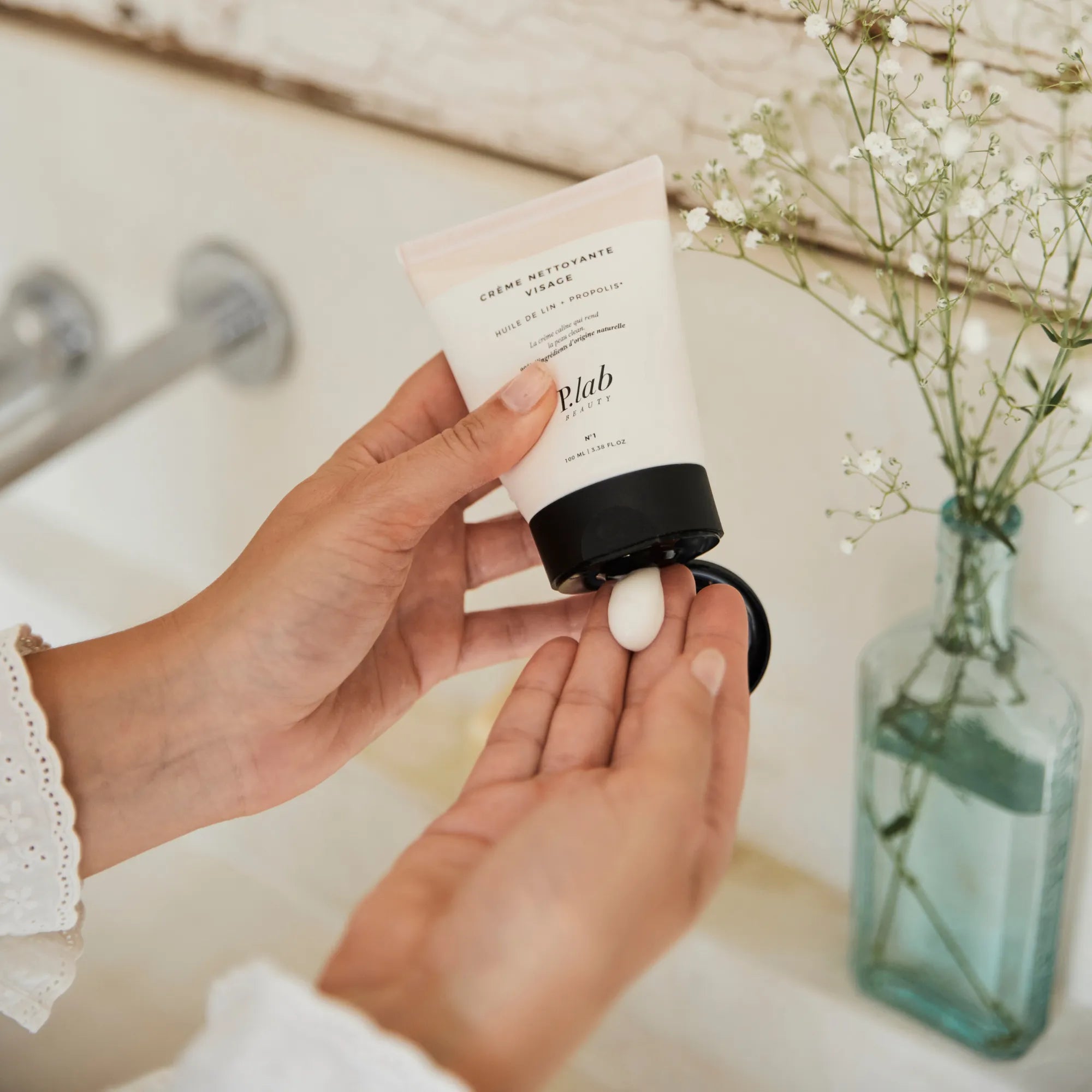 crème nettoyante visage appliquée sur main