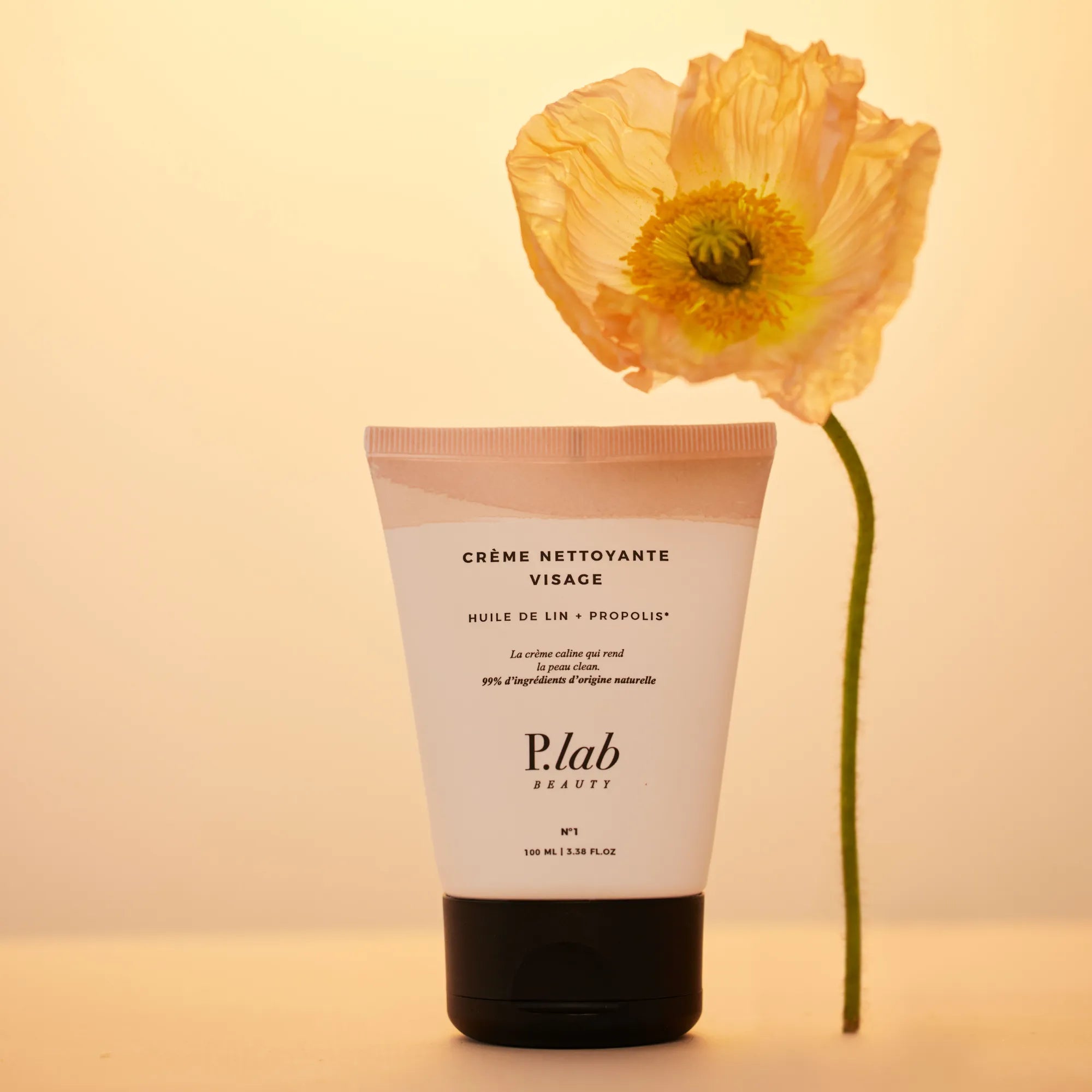 crème nettoyante visage fond jaune et fleur