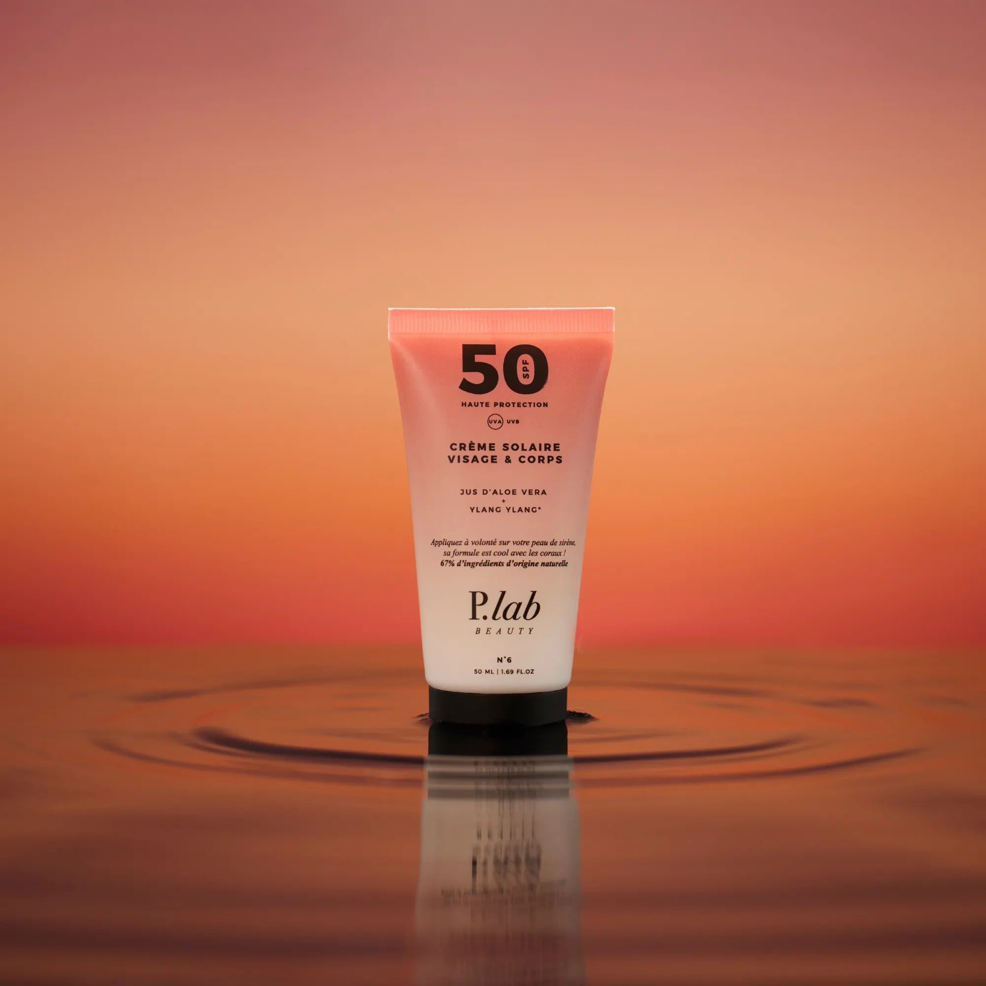 crème solaire SPF50 sur eau fond coucher de soleil orange