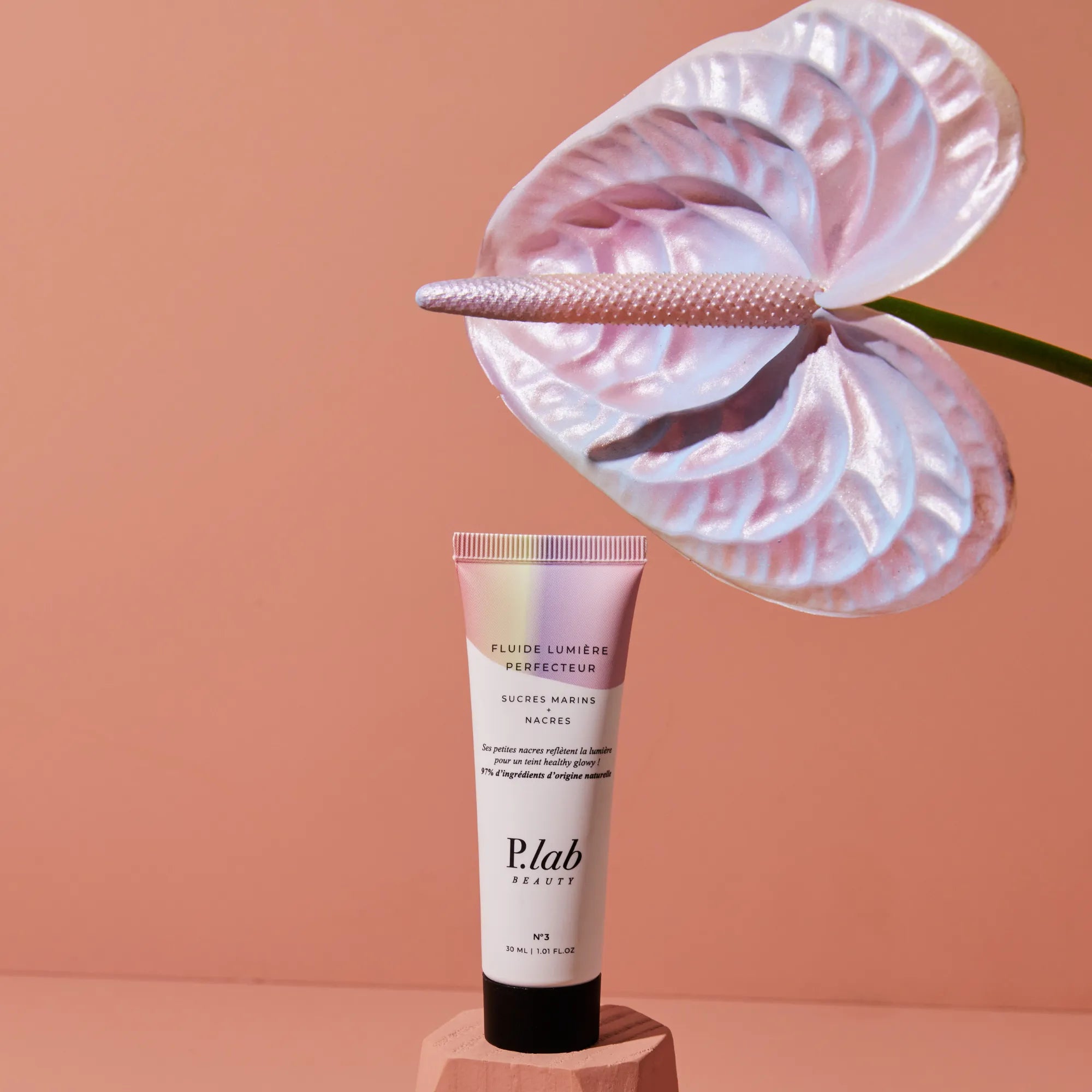 fluide lumière fond rose et fleur