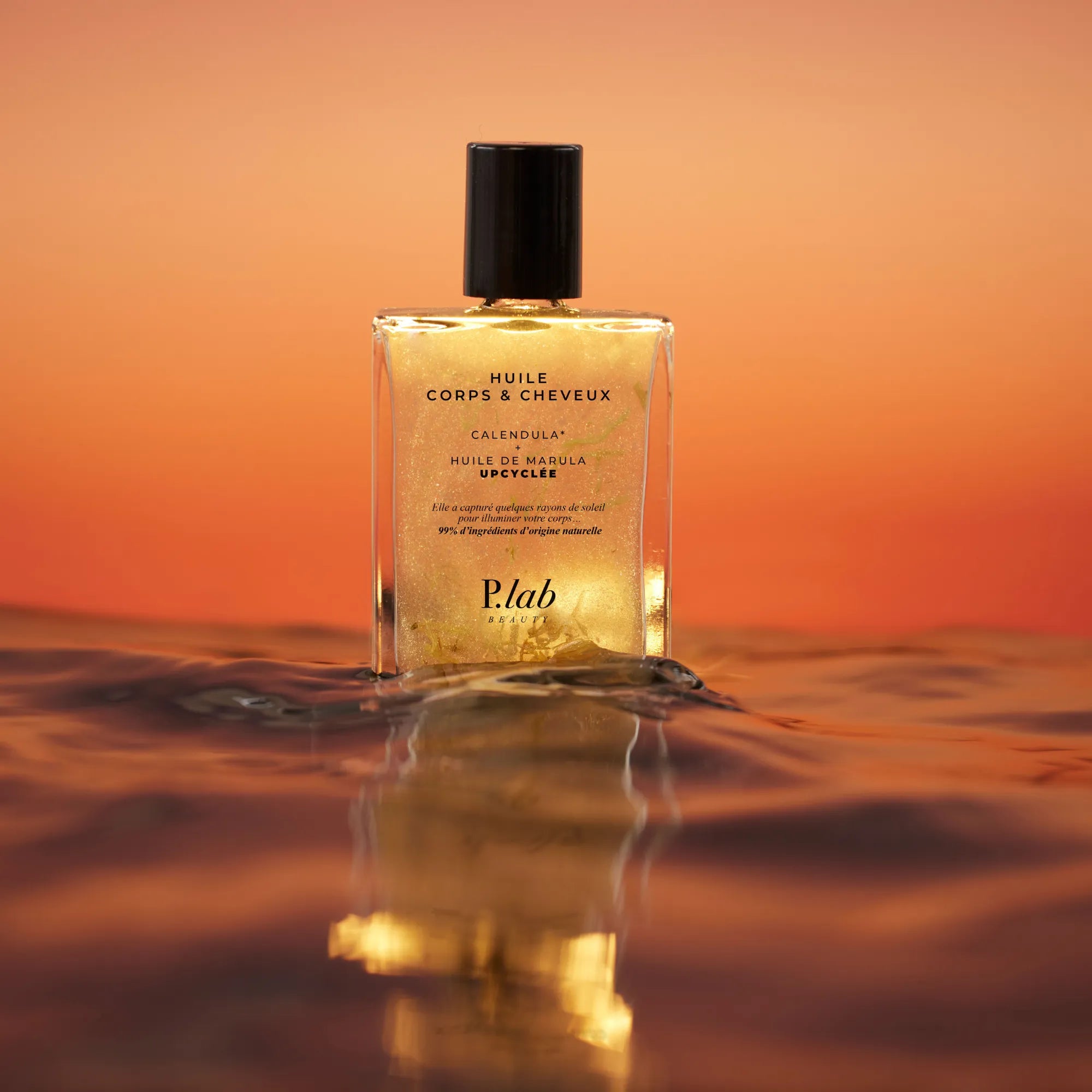 huile corps et cheveux jaune sur eau fond coucher de soleil