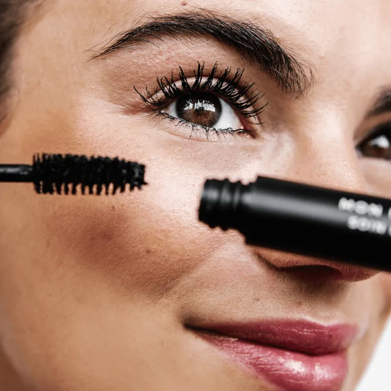 mascara noir ouvert fond oeil maquillé