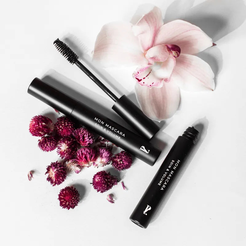 mascara noir ouvert et fleurs fond blanc
