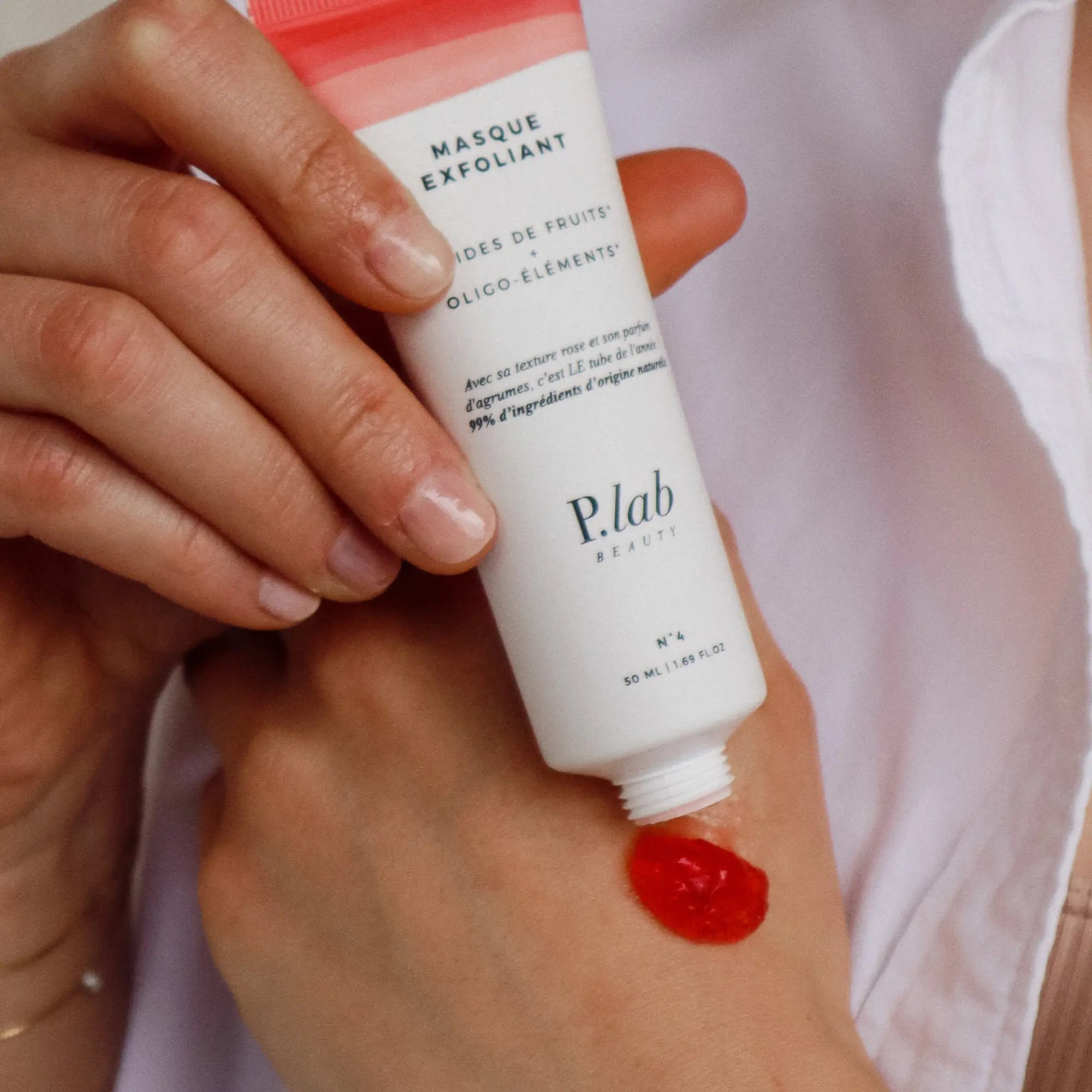 masque exfoliant orange sur main