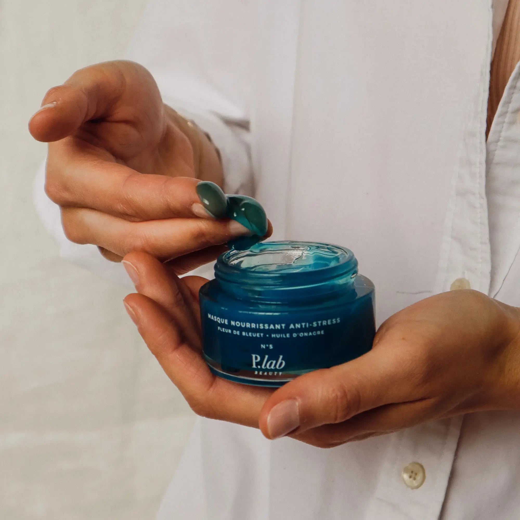 masque visage bleu dans main