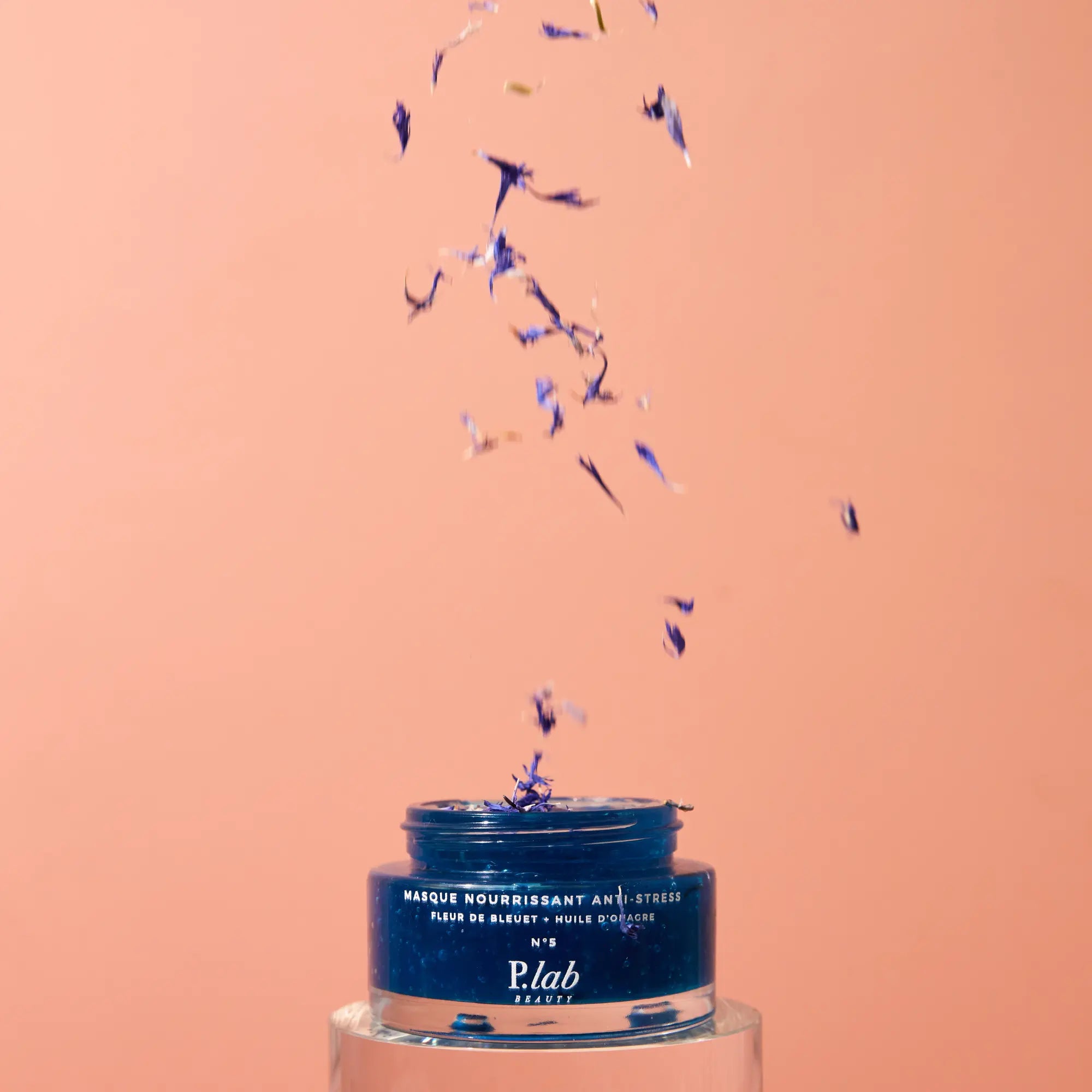 fleurs dans masque bleu fond rose