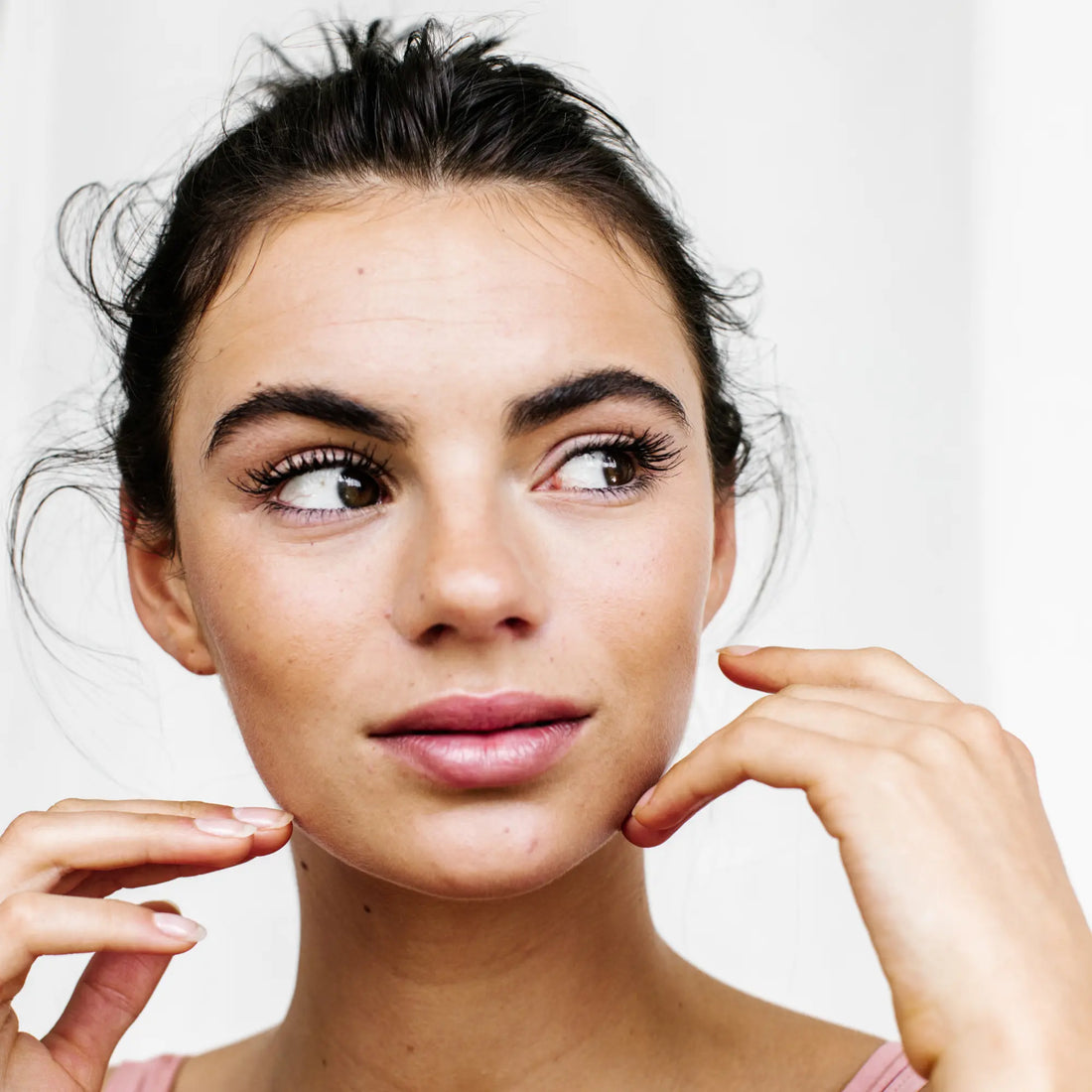 femme mettant ses mains sur son visage