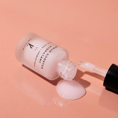 sérum hydratant renversé et texture rose fond rose