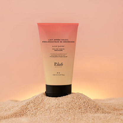 lait après solaire sur tas de sable fond coucher de soleil rose