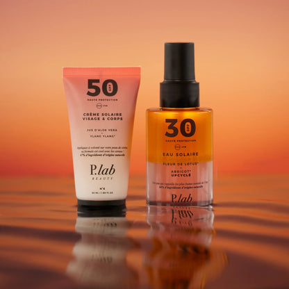 eau et crème solaires sur eau fond coucher de soleil orange
