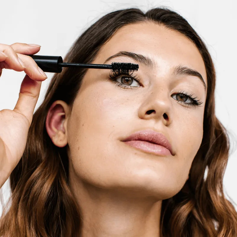 femme appliquant mascara noir