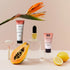 routine soins anti tache avec papaye et citron, fond rose et fleur